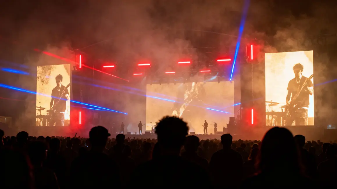 Scénographie live foals projections lumineux brume